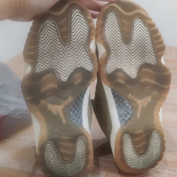 Jordan 11's Olive Lux - Picture 8 of 11